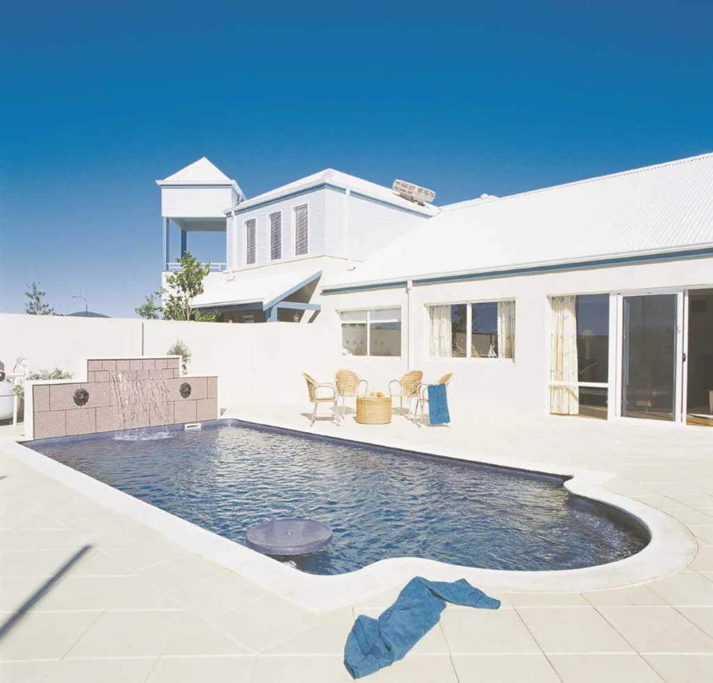 Piscina Clásica de Fibra de Vidrio Modelo Grecian 8,2x4,2x1-1,7mts-3