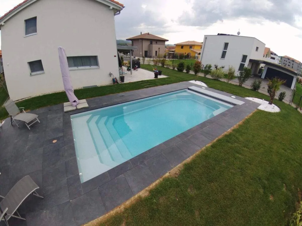 Piscina Moderna Fibra modelo Riviera con opción autocover-7