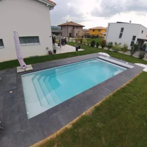 Piscina Moderna Fibra modelo Riviera con opción autocover-7