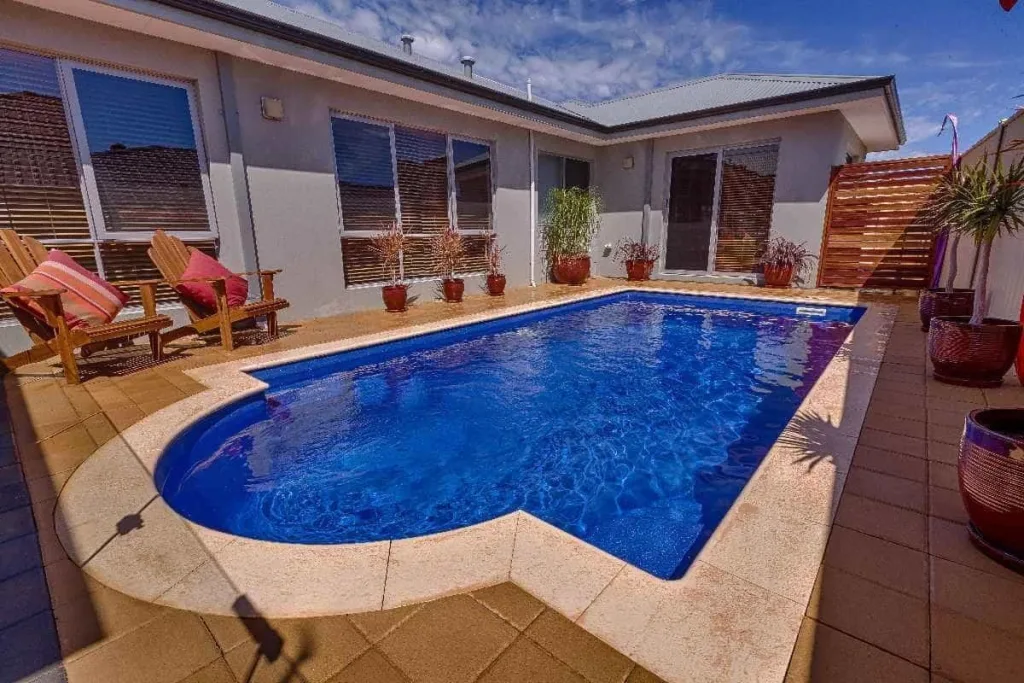 Piscina clásica fibra modelo Magestic 9,35x4,20x1,20-1,80mts-3