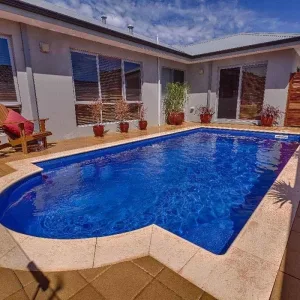 Piscina clásica fibra modelo Magestic 9,35x4,20x1,20-1,80mts-3